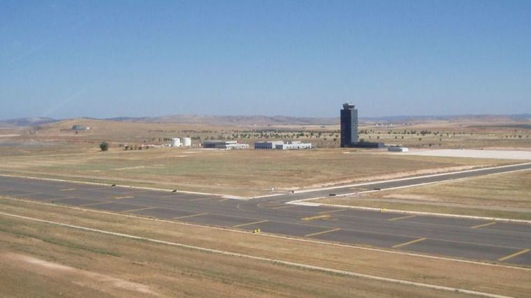Contactos entre los gobienos regional y central para que el aeropuerto de Ciudad Real vuelva a tener vuelos comerciales