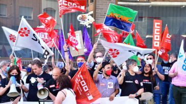Más de 500 trabajadores de CLM se concentran en Toledo contra el ERE que pretende ejecutar Caixabank