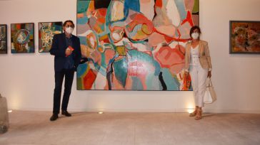 Ana Gómez anima a descubrir las sugerencias artísticas y la variedad de los cuadros de Jorge Pedraza