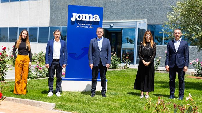 El presidente del Consejo Superior de Deportes, visita las instalaciones de Joma, que vestirá al Comité Olímpico Español en Tokio