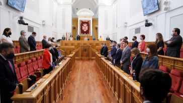 Minuto de silencio en el Parlamento regional en memoria de la última víctima de violencia machista