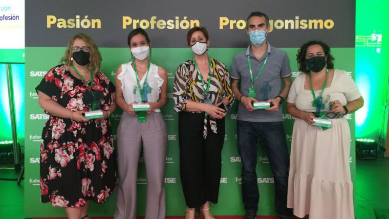 La secretaria provincial de SATSE Toledo, Gemma Torrejón, en el centro, junto a los premiados.