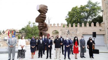 Bellido resalta “la fuerza de la unidad” para doblegar la pandemia, en la inauguración de un monumento en la sede de las Cortes regionales 
