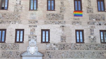 La bandera LGTBI adorna la fachada de las Cortes en el Día Internacional del Orgullo