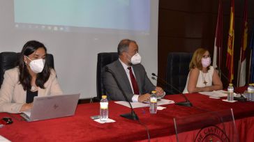 El rector asegura ante el Claustro que los esfuerzos de su equipo están encaminados a dar un "nuevo impulso" a la UCLM