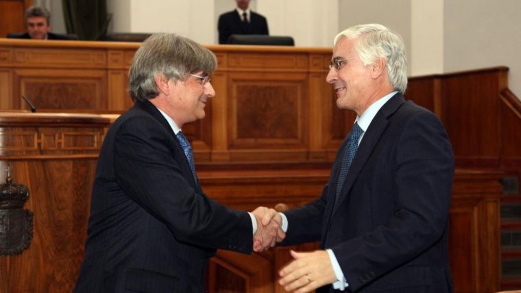 En la imagen, la toma de posesión en diciembre de 2007 del último síndico de Cuentas, Miguel Ángel Cabezas de Herrera, felicitado por el entonces presidente, José María Barreda