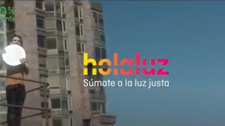 Holaluz retira un anuncio de instalación de placas solares 