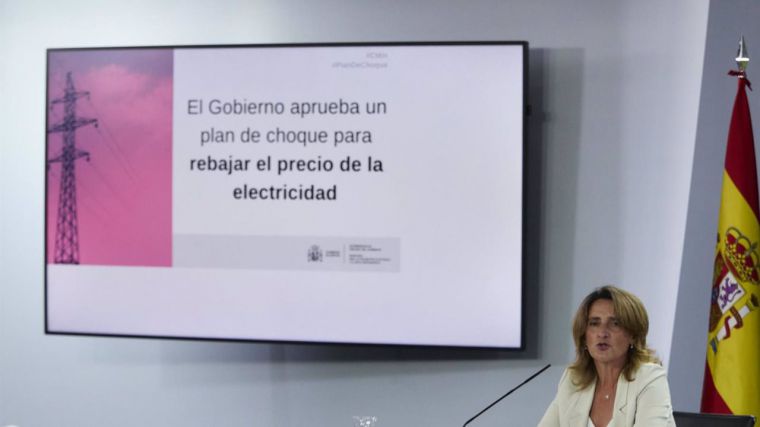 El Gobierno promete una rebaja de la factura de la luz del 30% mensual hasta final de año y las nucleares amenazan con paralizar las centrales