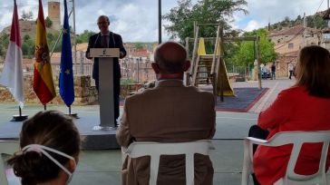 Bellido celebra la reapertura de un colegio con seis escolares en Cobeta como un episodio “épico y absolutamente histórico”