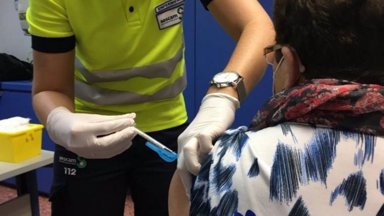 Los residentes en centros de mayores comenzarán a recibir la tercera dosis de la vacuna en tres semanas