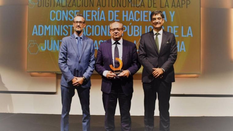 El Gobierno de Castilla-La Mancha recibe un premio por su iniciativa para crear centros de conocimiento tecnológico
