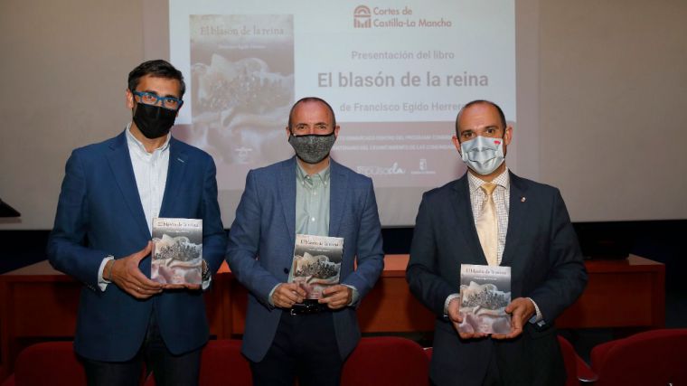 El presidente de las Cortes rinde homenaje al levantamiento comunero en la presentación de la novela ‘El blasón de la reina’