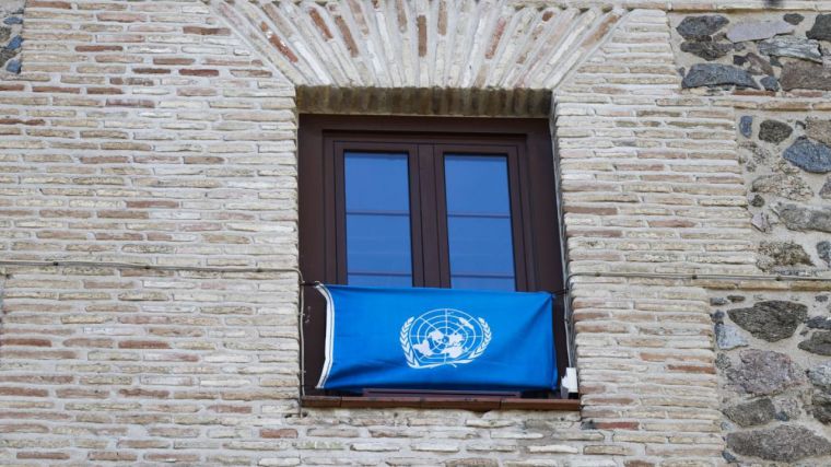 La bandera de la ONU ondea en la fachada de las Cortes de Castilla-La Mancha