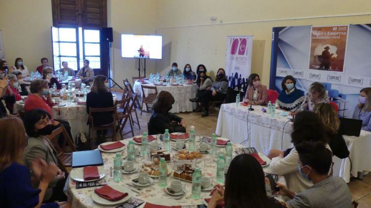 Más de cuarenta mujeres asisten al encuentro ‘Mujer y empresa en el entorno rural’ impulsado por AMEP