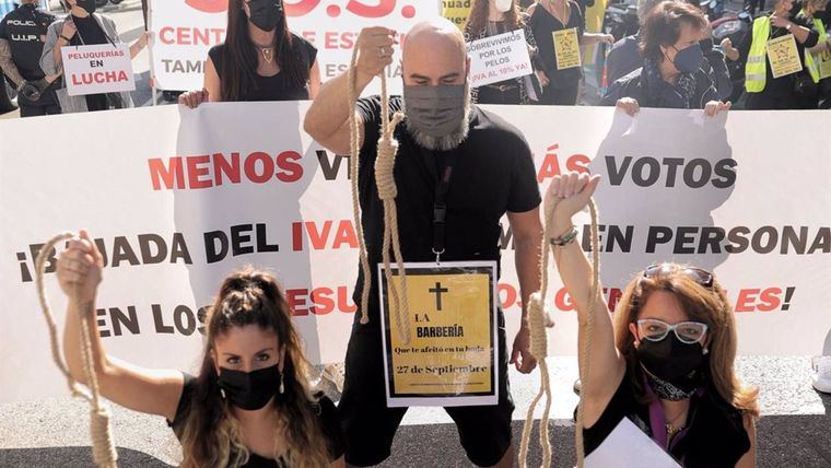 Las peluquerías protestarán en el Salón Look y ante la sede del PSOE para exigir la bajada del IVA en los PGE