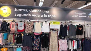 Carrefour prueba a vender ropa de segunda mano en sus tiendas