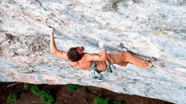 Agarrado a un deporte de altura