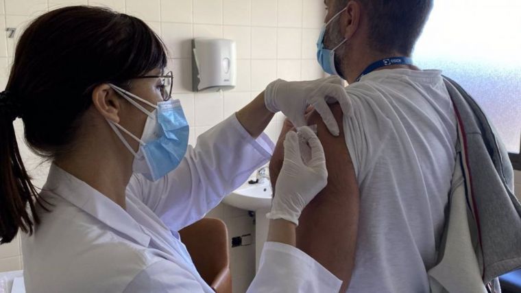Arranca la vacunación de la gripe en CLM, que multiplica por cuatro la inversión hasta los 9 millones de euros 