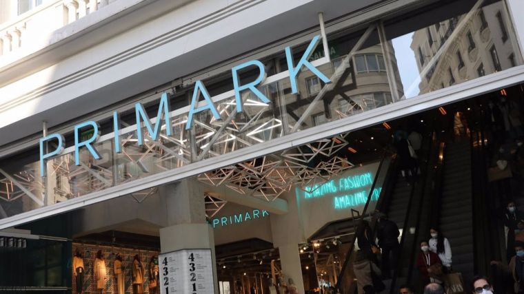 Primark gana 486 millones en su año fiscal, un 15% más que un año antes