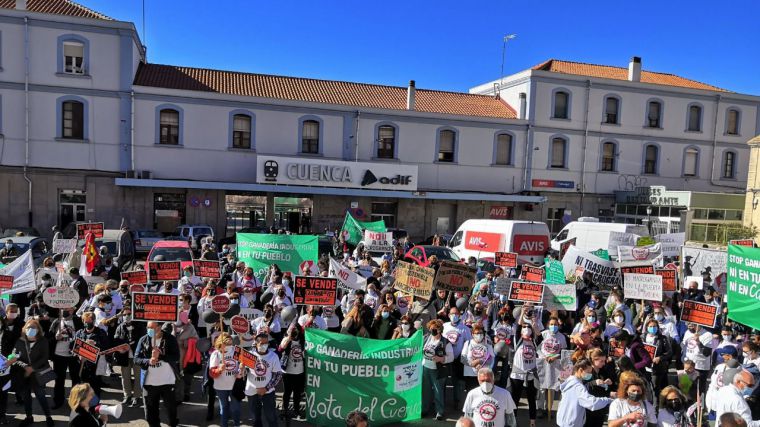 Más de mil personas rechazan en Cuenca la 'venta' de los pueblos a la ganadería industrial