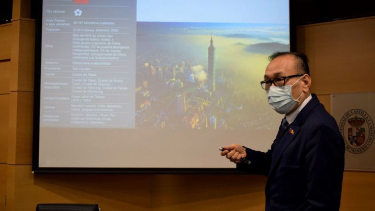 El embajador de Taiwán en España ofrece una visión de su país en la UCLM