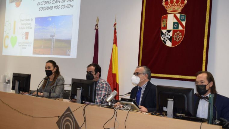 Jóvenes y mayores son más vulnerables ante la pandemia por COVID-19, y la familia es el primer factor clave en la felicidad de los españoles