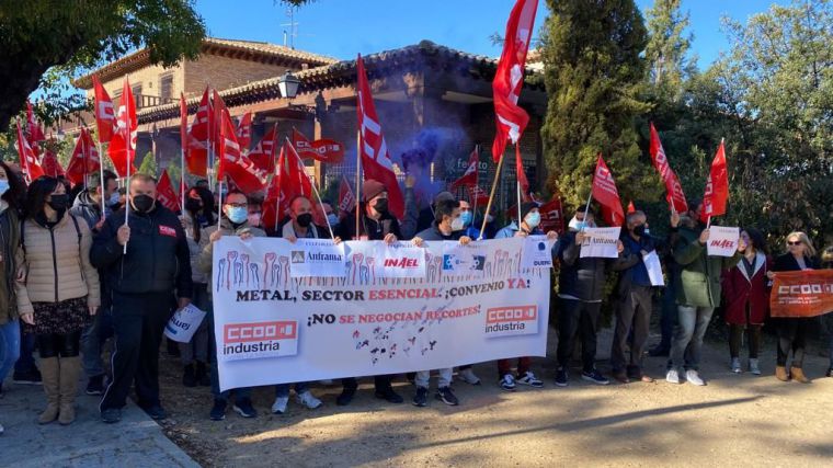 Cien delegados de CCOO-Industria se manifiestan a las puertas de Fedeto en defensa del convenio colectivo del Metal