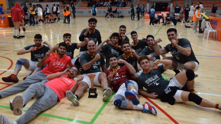 El equipo masculino de voleibol de la universidad regional se alza con el bronce en el Campeonato de España Universitario