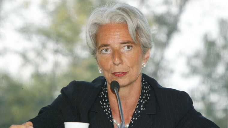 Lagarde insiste en que el BCE no debe apresurarse en subir tipos y no ve probable alzas en 2022