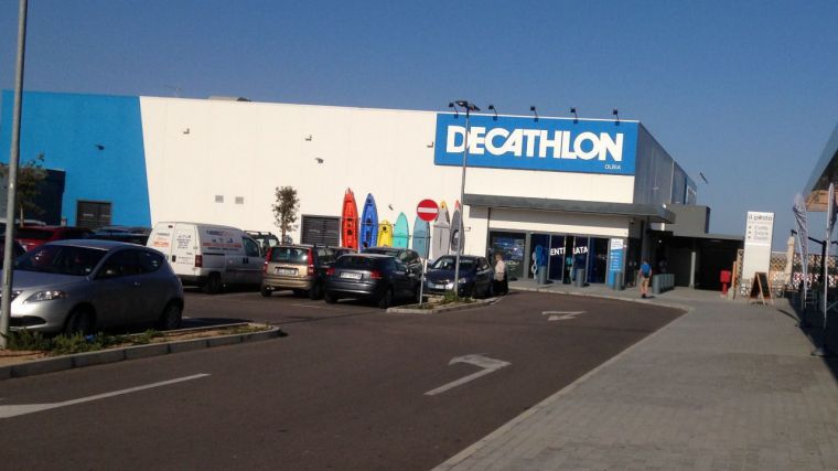 Decathlon se prepara para Navidad y busca casi 1.000 empleados de refuerzo para sus tiendas