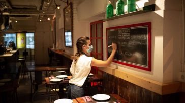 Salud Pública debate si cierra interior de la hostelería a las once de la noche por riesgo medio 