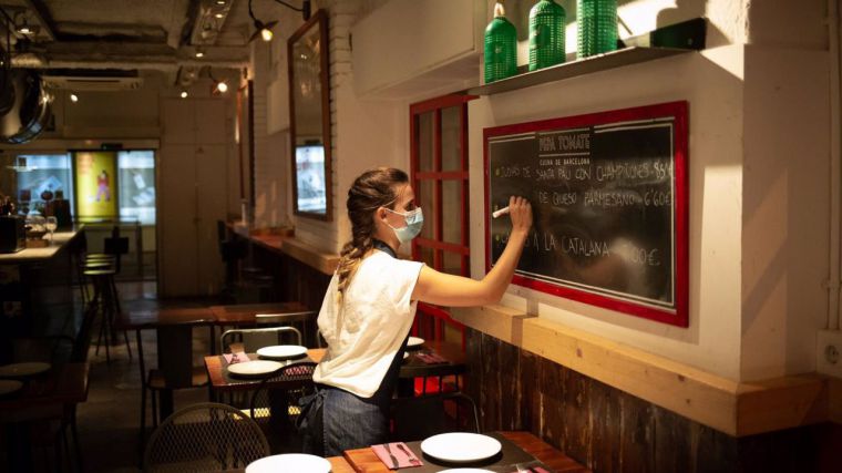 Salud Pública debate si cierra interior de la hostelería a las once de la noche por riesgo medio 