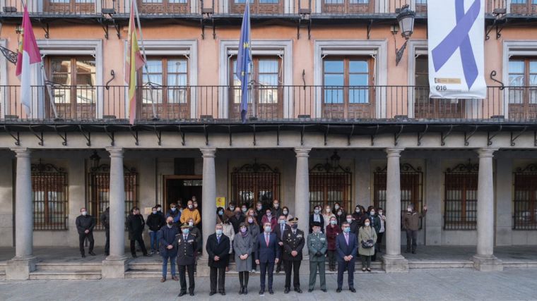 El personal de la AGE guarda un minuto de silencio por las víctimas de la violencia de género a las puertas de la Delegación del Gobierno