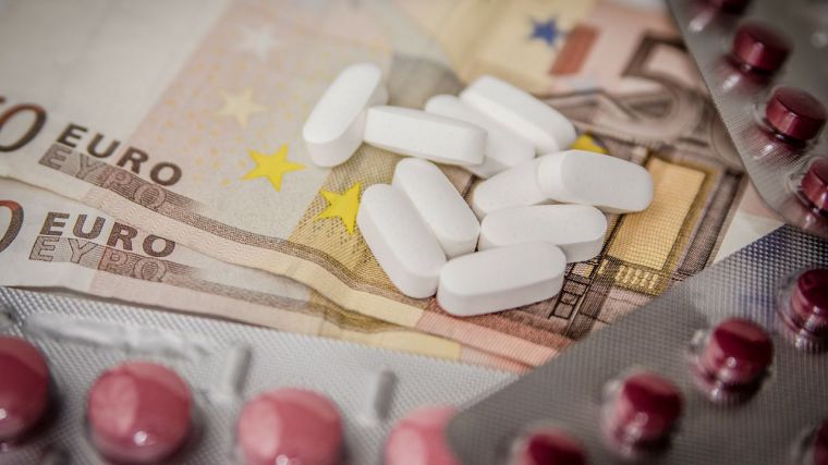 La factura en medicamentos y material sanitario de CLM en los nueve primeros meses suma 875 millones