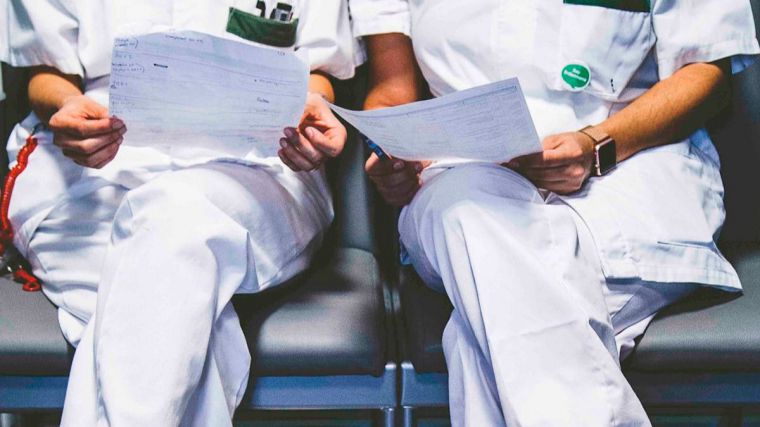 El Sindicato de Enfermería denuncia que más de 150.000 profesionales de enfermería son discriminados al no reconocerles el ‘solape de jornada’