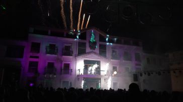 Campo de Criptana enciende la Navidad con un espectáculo de luz, música y fuegos artificiales