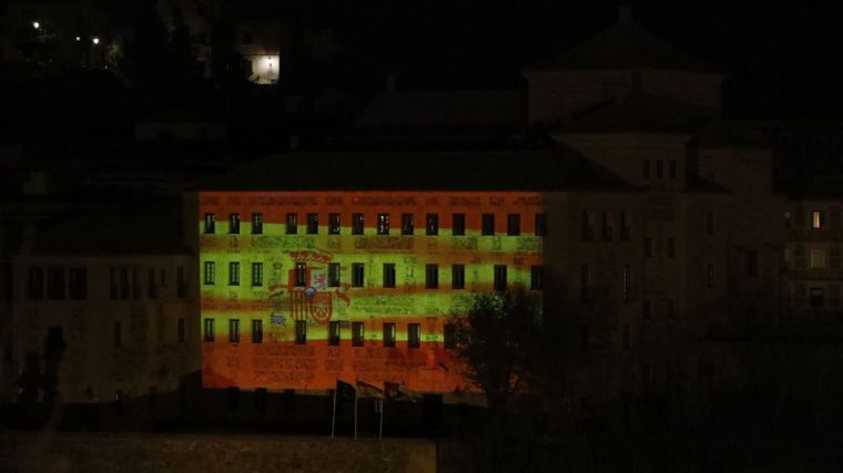 Las Cortes de Castilla-La Mancha celebran el Día de la Constitución con una proyección de la bandera española sobre su fachada principal