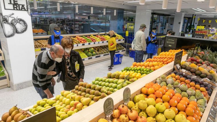 El precio de la cesta de la compra aumenta un 1,8% y es casi un euro más cara que en 2020