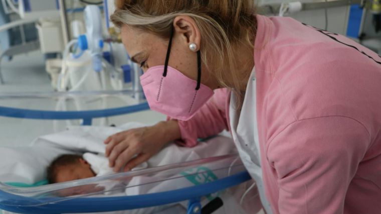 Ya son 24 los niños nacidos en el nuevo hospital de Toledo, que incluye novedades como el piel con piel post-cesárea sin separar a madre e hijo
