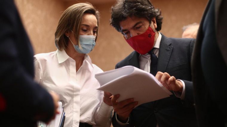 La portavoz del Grupo Popular en el Congreso, Cuca Gamarra, conversa con el coordinador del área económica del PP en el Congreso, Mario Garcés 