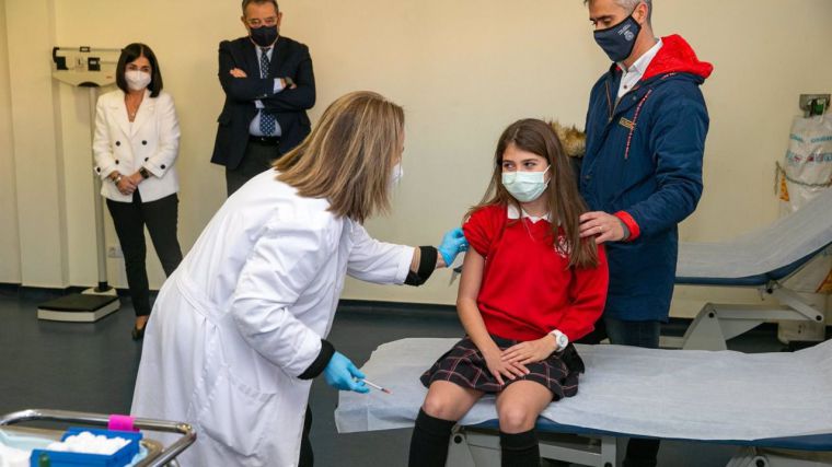 'Emoción' y 'simbolismo' marcan el inicio de la vacunación infantil en CLM, por ser la región que 'comenzó el camino'