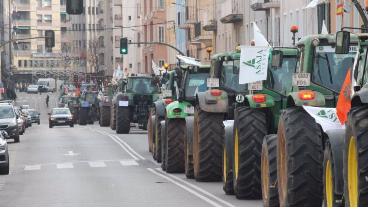 Agricultores conquenses sacan tractores a la calle para protestar por la subida de los costes y los recortes en la PAC