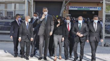 Un centenar de albaceteños reciben entre aplausos al rey Felipe VI en su llegada a la nueva Ciudad de la Justicia