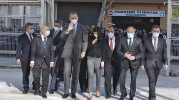 Un centenar de albaceteños reciben entre aplausos al rey Felipe VI en su llegada a la nueva Ciudad de la Justicia