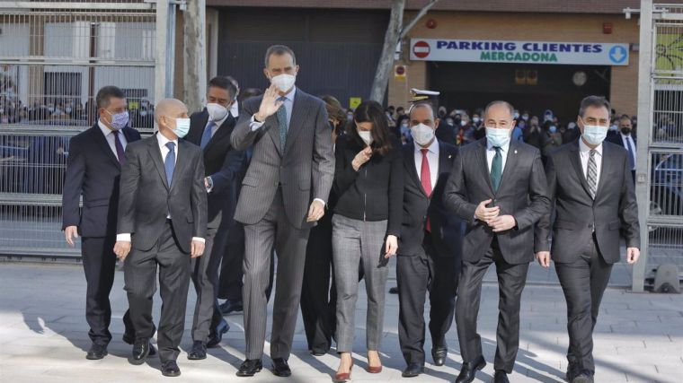 Un centenar de albaceteños reciben entre aplausos al rey Felipe VI en su llegada a la nueva Ciudad de la Justicia