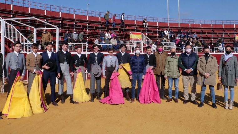 Fernando Muñoz asiste a la primera clase práctica de los alumnos de la Escuela Taurina “Domingo Ortega”