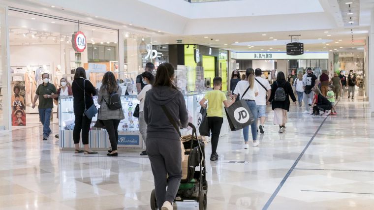 Los visitantes y las ventas aumentan más del 20% en los centros comerciales en 2021