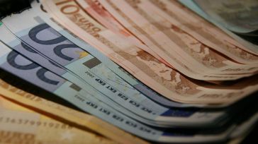 Un trabajador de CLM cobra 485 euros menos al mes de media que uno de Madrid