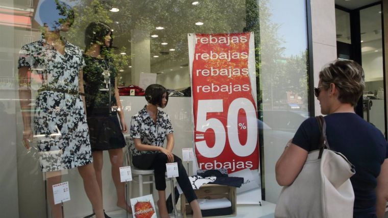 Los castellano-manchegos gastaron una media de 194 euros en las rebajas, un 12% menos que en 2021