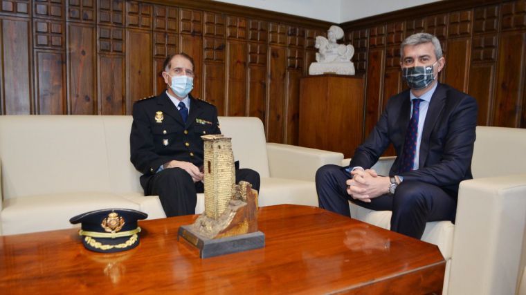 Álvaro Gutiérrez recibe al nuevo jefe provincial de la Policía Nacional